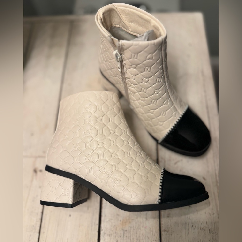 River Island Girls Size 1 boots Patent Cream and black Brand New